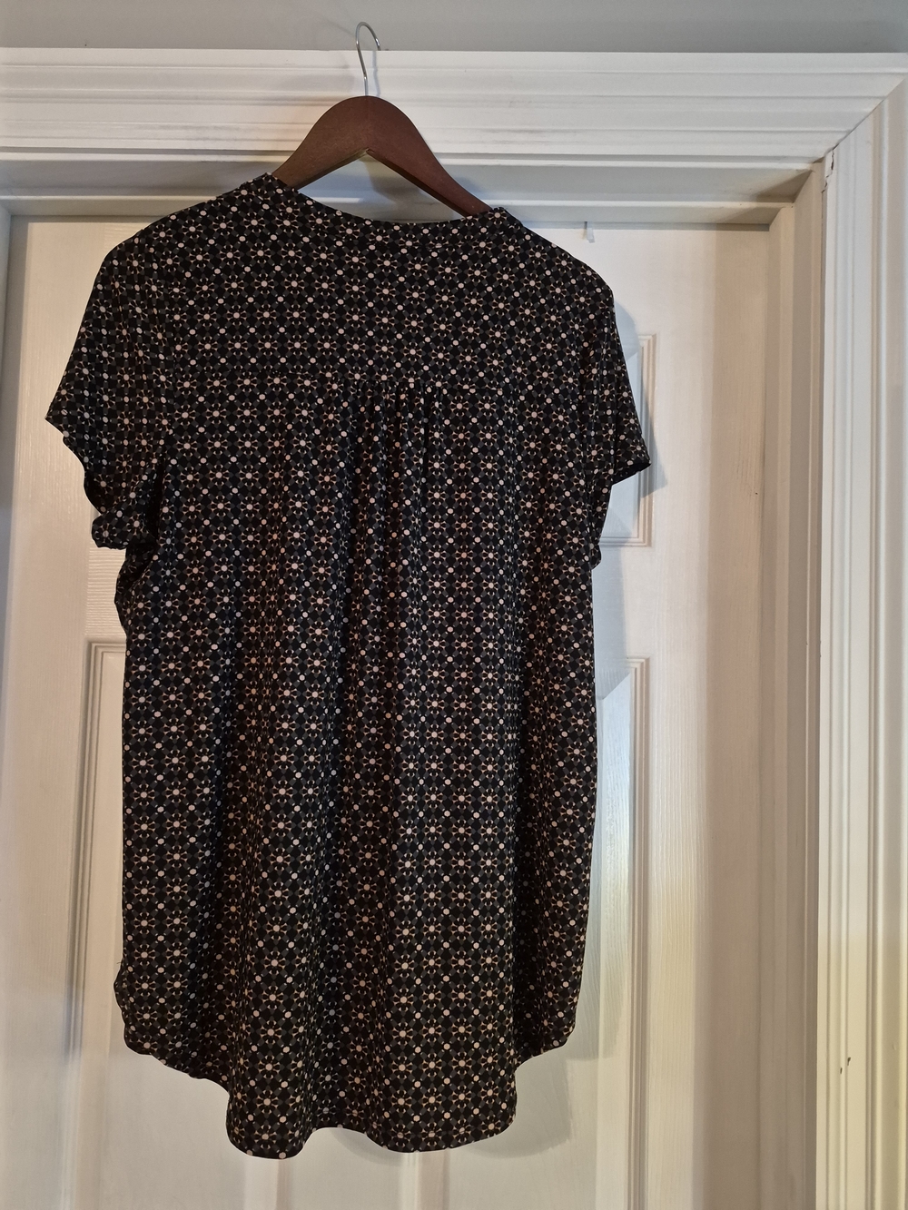 Roz & Ali Black Short-Sleeve Printed V-Neck Top 2x - Picture 6 of 8
